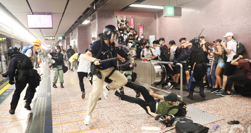 armed hong kong police forces herding and beating up citizens